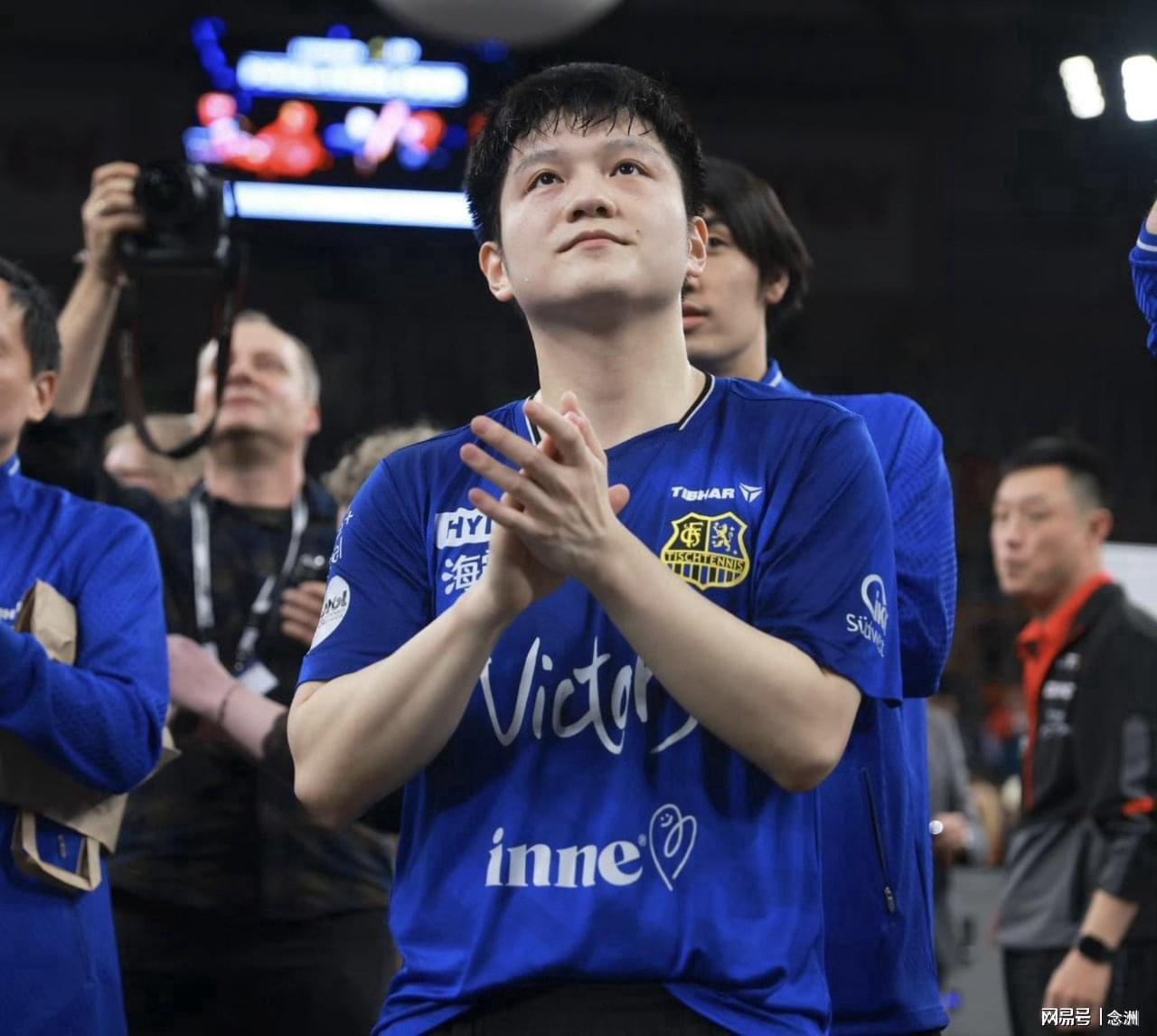 6686体育-驻法兰克福总领事现场观战樊振东！亲切握手合影 国家没忘记英雄