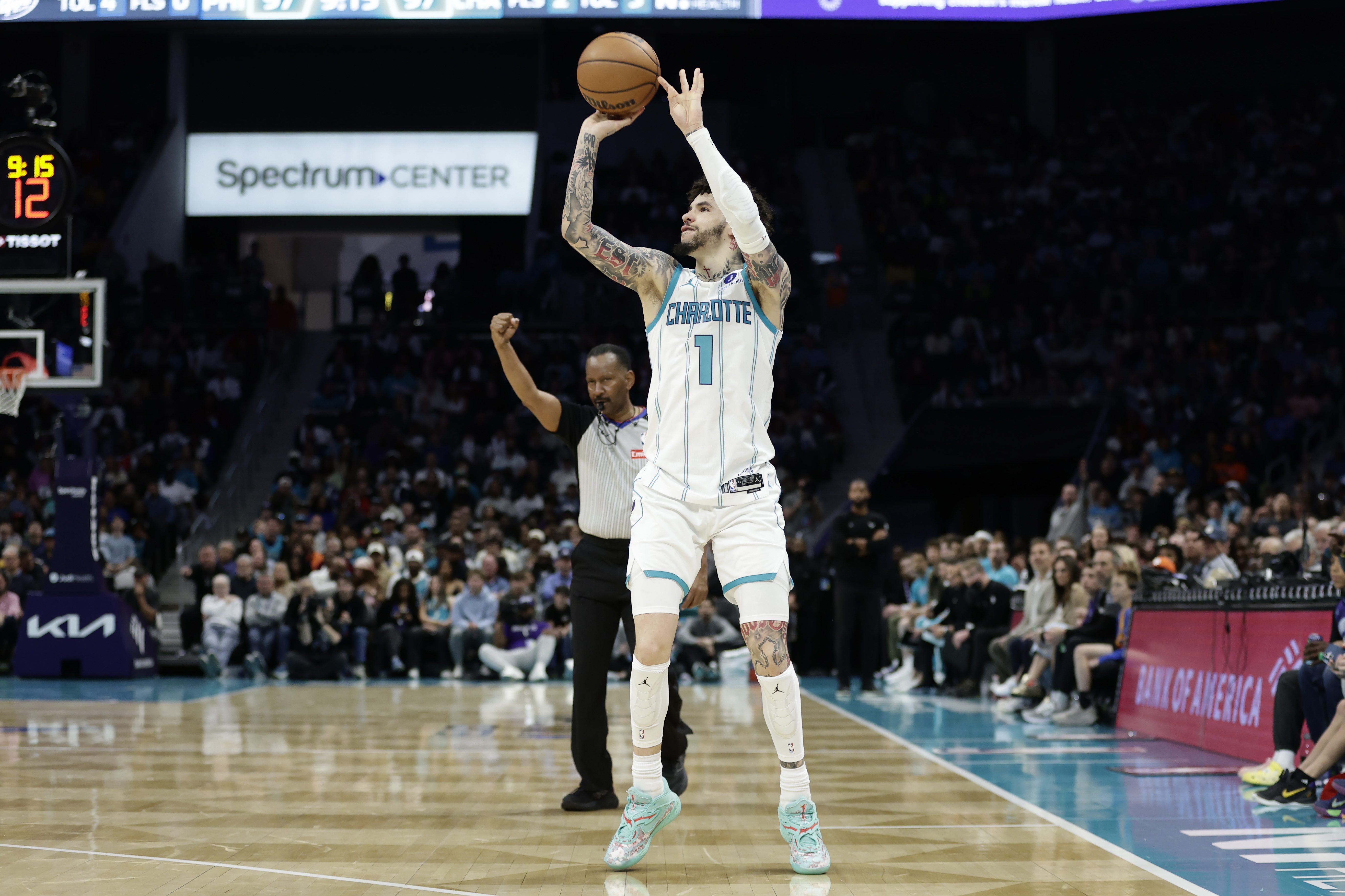 6686体育-对飚！拉梅洛·鲍尔上半场14中8砍下23分 杰伦·布朗14中6砍18分