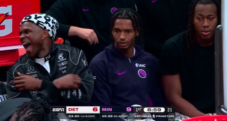 6686APP-哈哈哈怪好玩！爱德华兹替补席拍腿大笑 道苏姆&amp;菲利普斯两脸无感